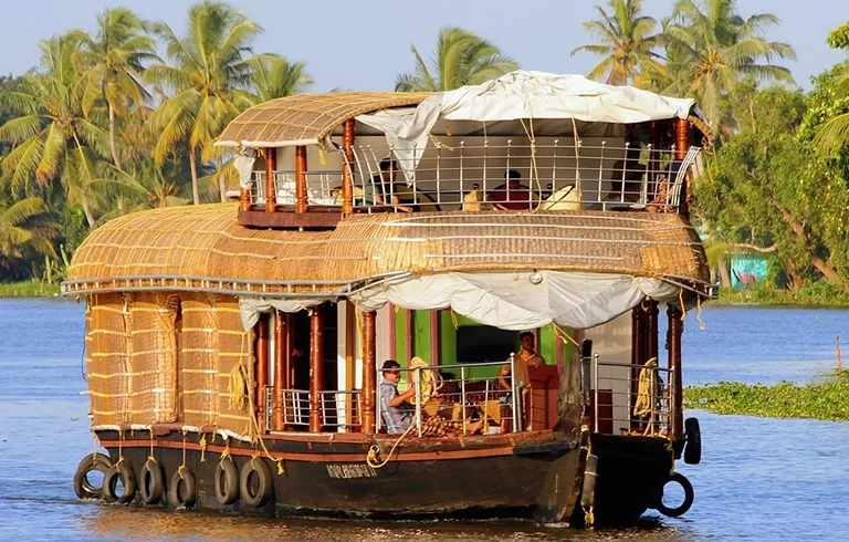 Houseboat experience in Alleppey sailing through Kerala backwaters