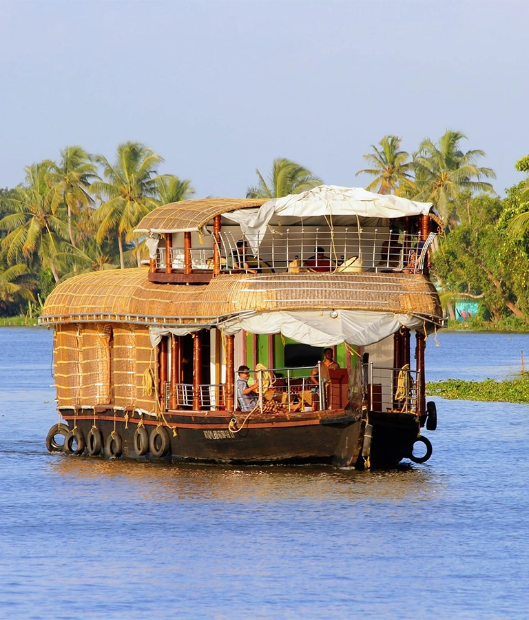 Houseboat experience in Alleppey sailing through Kerala backwaters